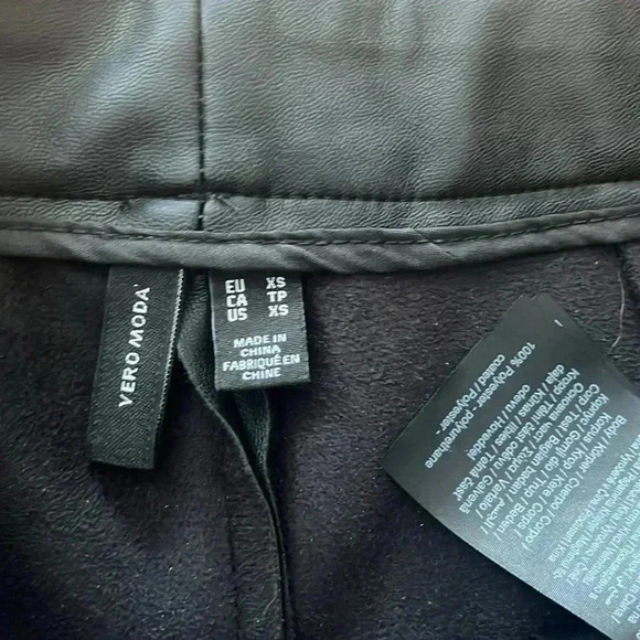 ❤️2/$50❤️[XS]Vero Moda Paulina  Faux Leather Wide Leg Black Burmuda Shorts - Picture 5 of 10